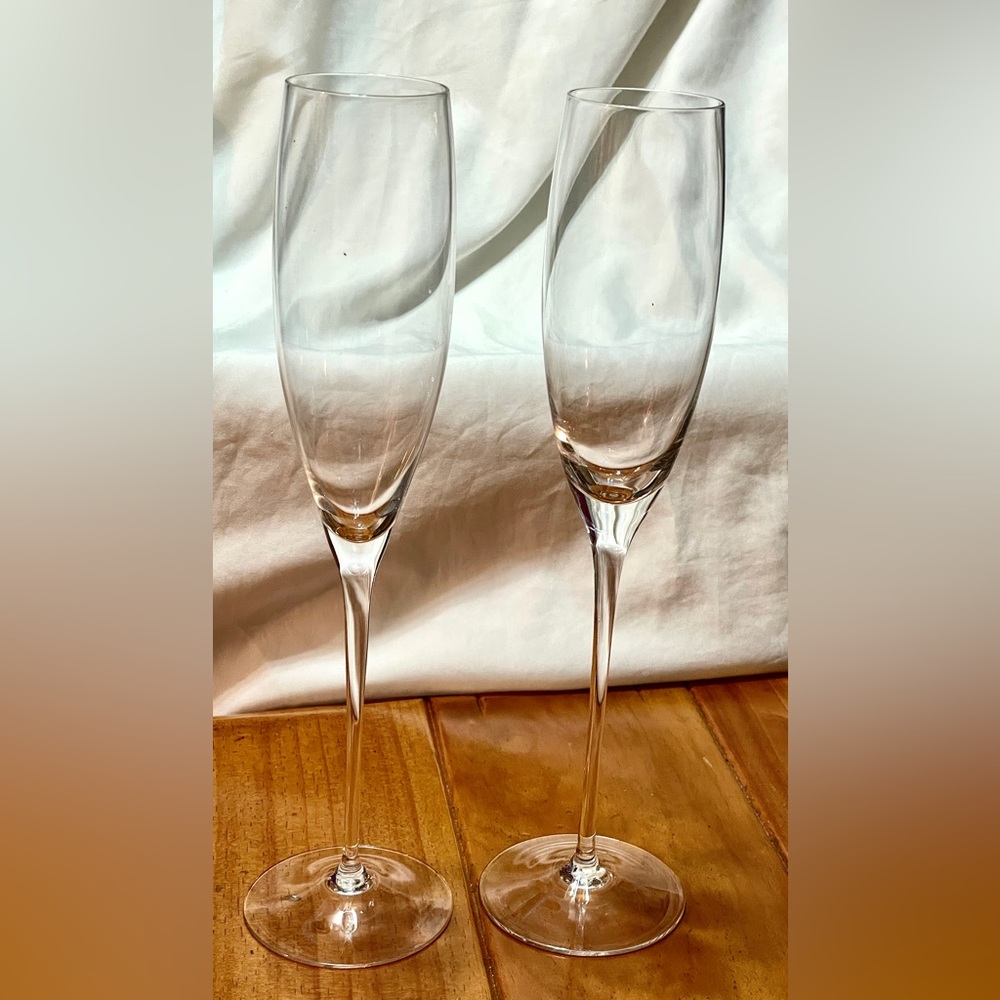 William Yeoward pair of Crystal Olympia champagne flutes.